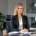 Eve Lynn am Schreibtisch